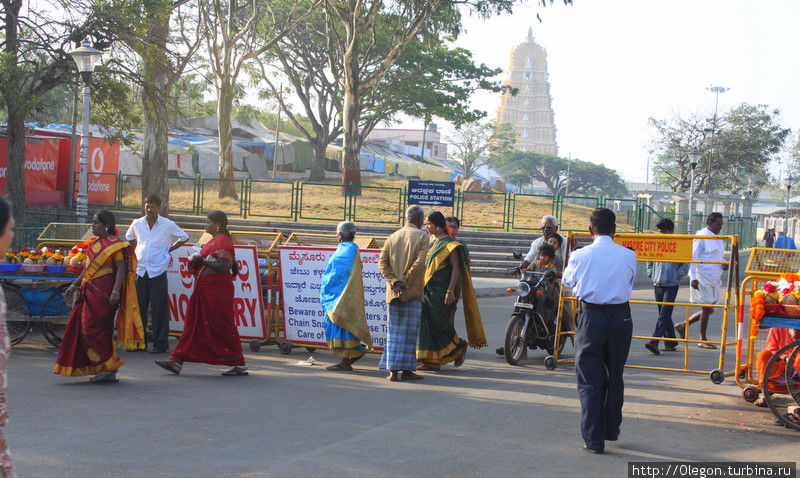 Народ идёт к храму Чамунди Майсур, Индия