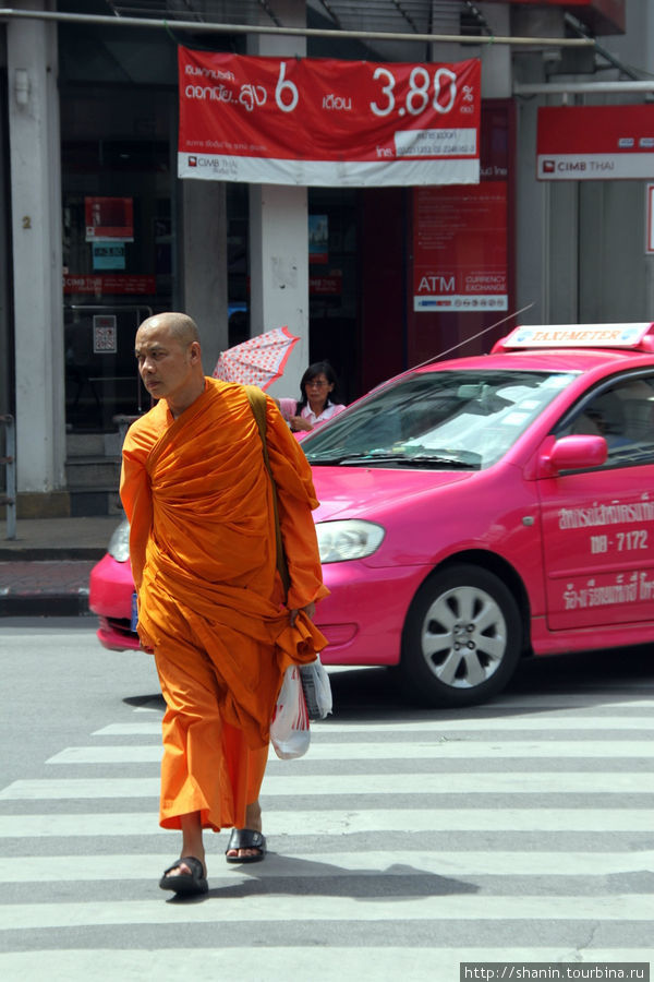 Пешеходный переход — и для монахов правила дорожного движения писаны Бангкок, Таиланд