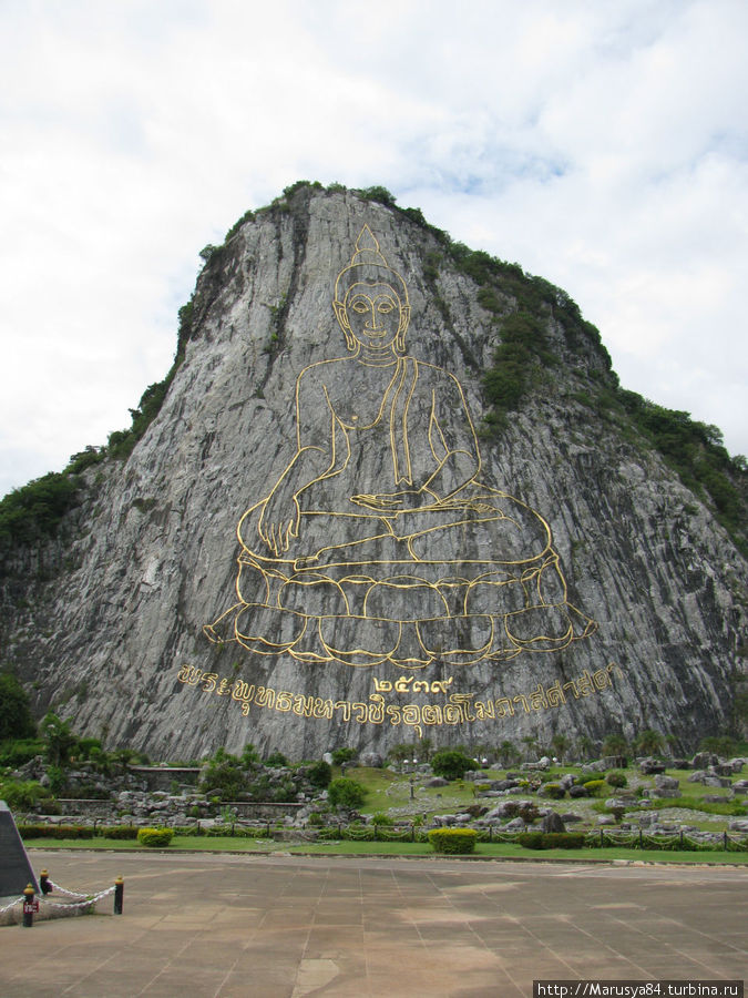 Золотое изображение Будды на скале Таиланд