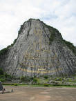 Золотое изображение Будды на скале