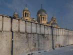 За потертыми стенами кремля виднеется вторая достопримечательность Верхотурья – Крестовоздвиженский собор.