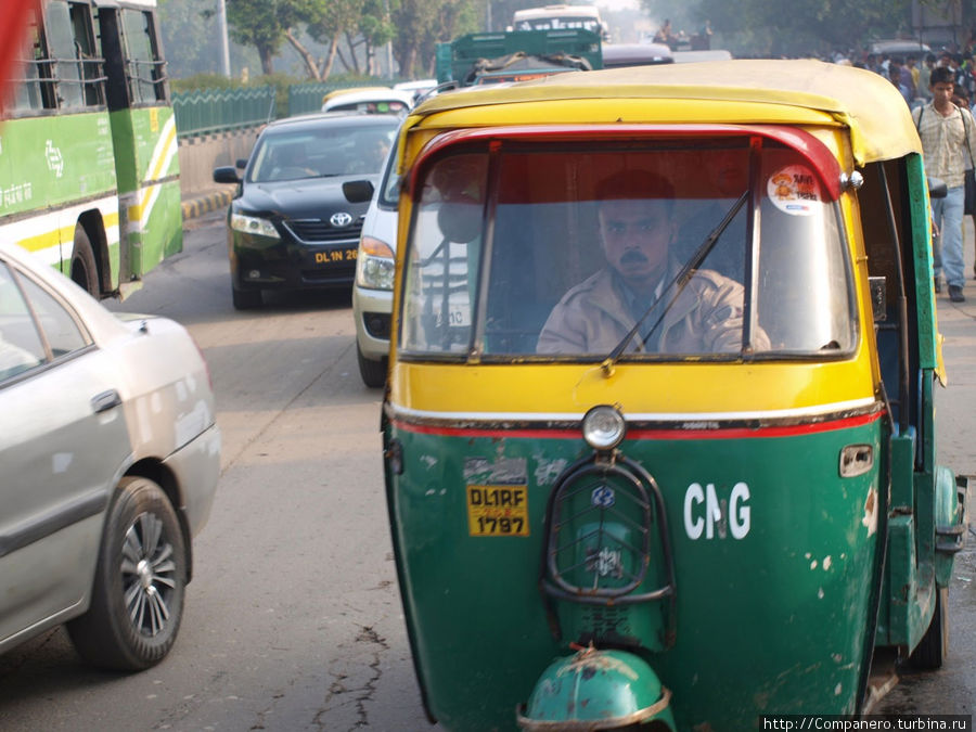На у лицах города. Фото из кабинки вело рикши. Дели, Индия