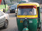 На у лицах города. Фото из кабинки вело рикши.