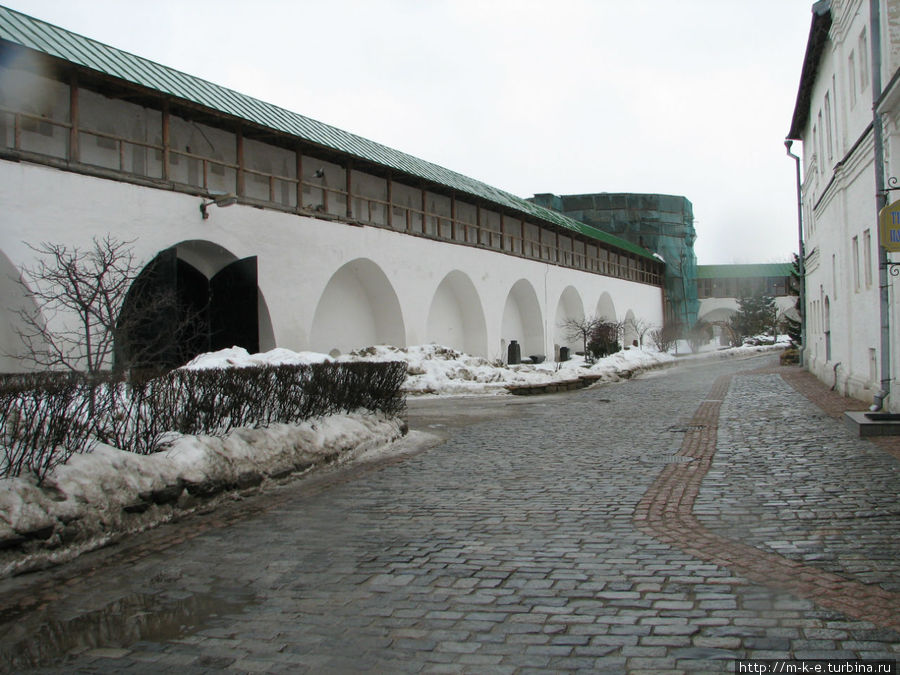 Внутренний двор монастыря. Вид от входа. Москва, Россия