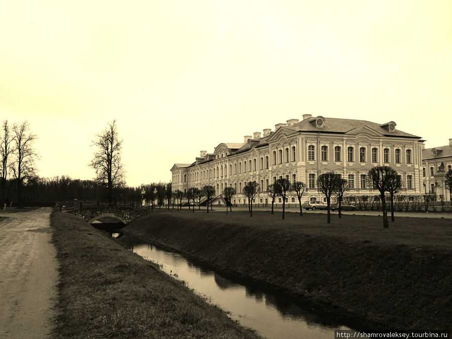 Искусственный ров заполненный водой окружает парк и дворец Рундале, Латвия
