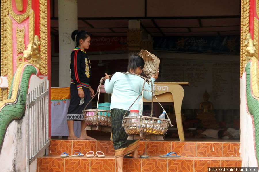 Местные жители не обделяют храм своим вниманием Провинция Тямпасак, Лаос