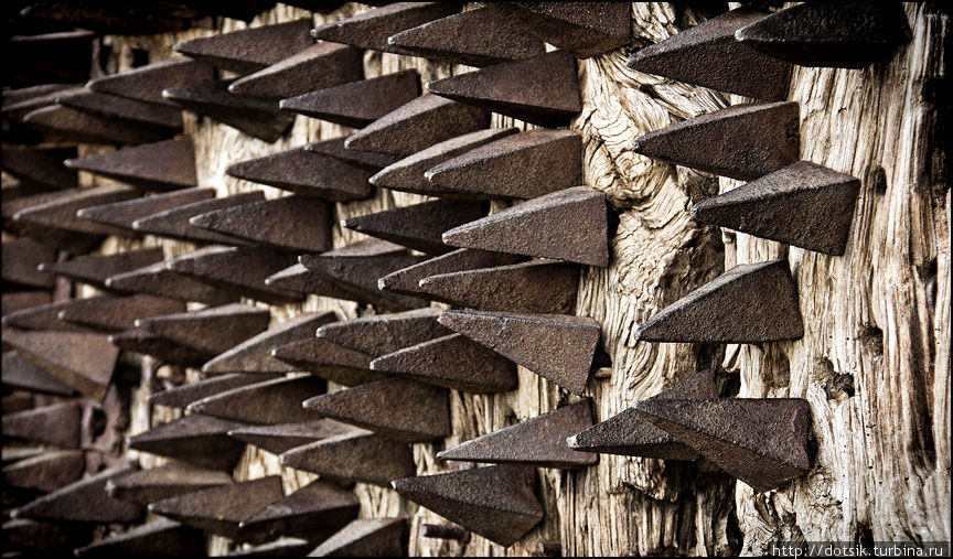 защитные шипы на замковой двери Педраса, Испания
