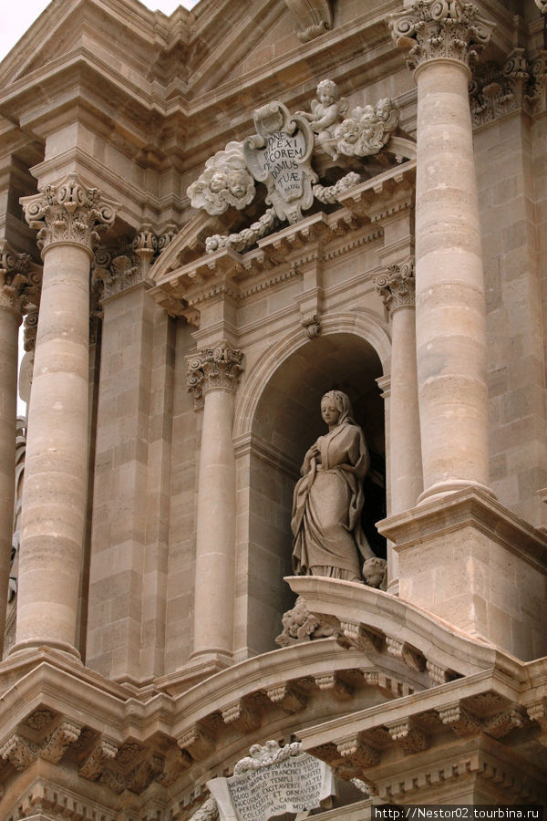 Сиракузы. Дуомская площадь, кафедральный собор. Сицилия, Италия