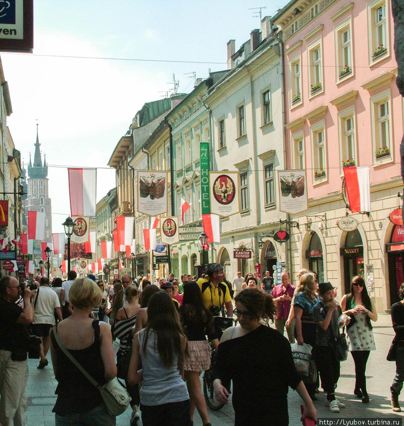 Очень оживленная улица Флорианская. Проходит от барбакана к Рыночной площади Краков, Польша
