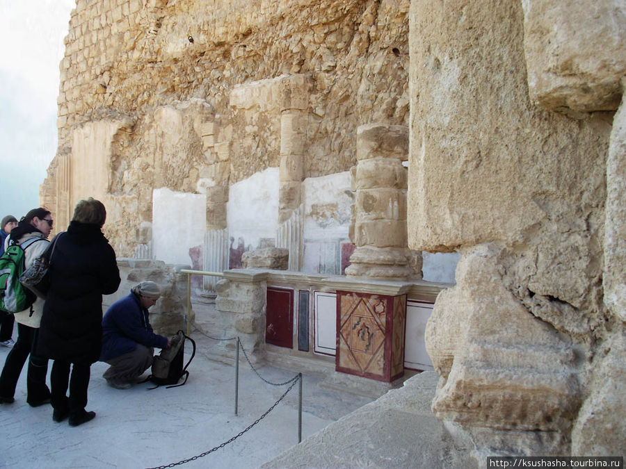 На террасе Северного дворца воспроизведена роспись колонн ( подлинники — в музее) Масада крепость, Израиль