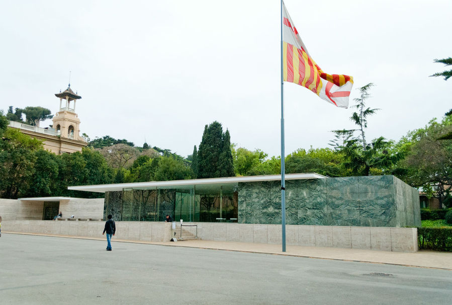 После закрытия выставки в 1930 году павильон был демонтирован и отправлен в Германию, где бесследно пропал. В 1980 году власти Барселоны приняли решения восстановить павильон в его первоначальном виде по сохранившимся фотографиям и чертежам Миса ван дер Роэ. Барселона, Испания
