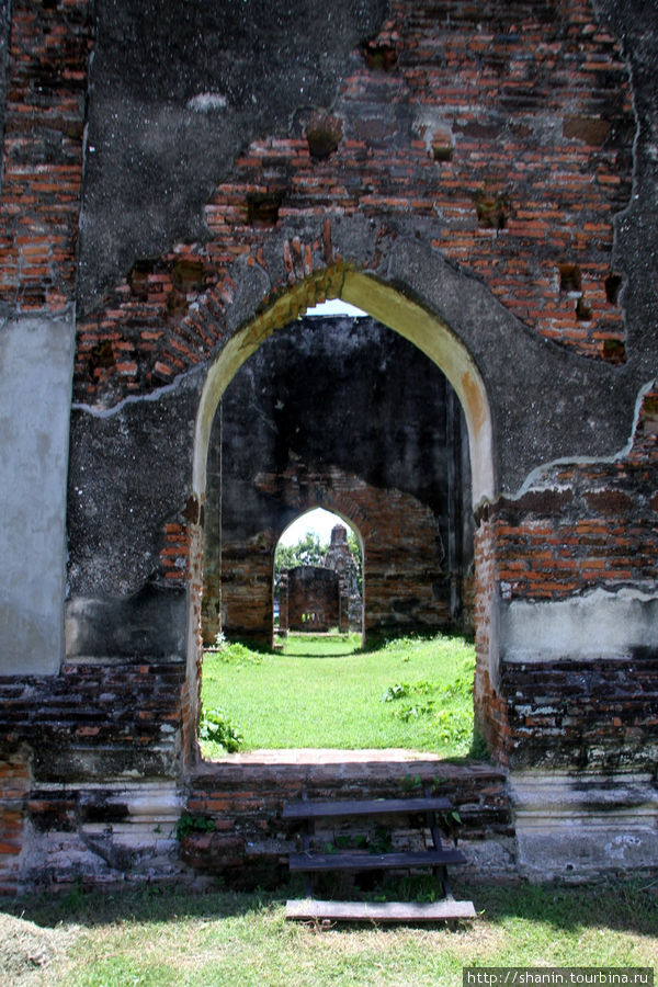 Старейший и крупнейший монастырь города Лоп-Бури, Таиланд