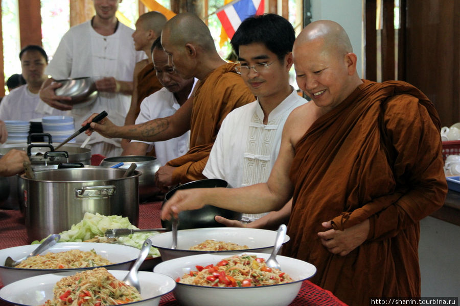 На раздаче монахи идут первыми, а среди них — по старшинству Мае-Хонг-Сон, Таиланд