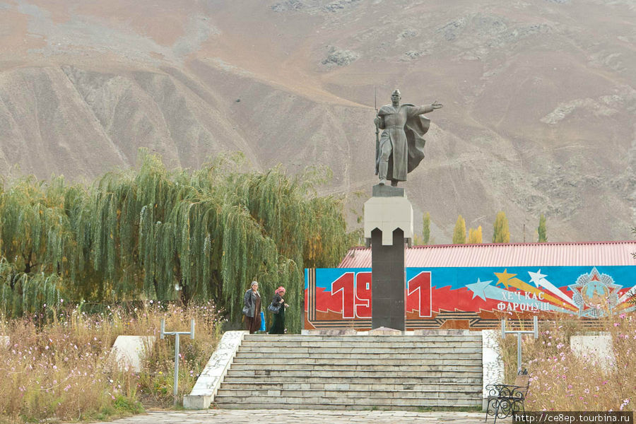 Памятники ВОВ стоят Хорог, Таджикистан