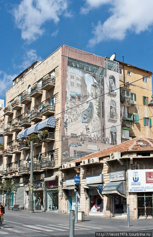 Иллюстрация на доме про старинную улицу Яффо и современный трамвай на ней Иерусалим, Израиль