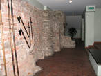 Первый зал. Старинные стены