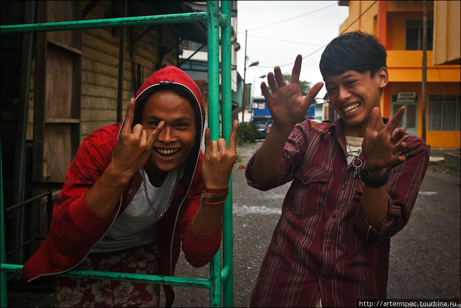 Местные жители от мала до велика исключительно радушны, и порой бывают даже смущены появлением иностранцев. Берастаги, Индонезия