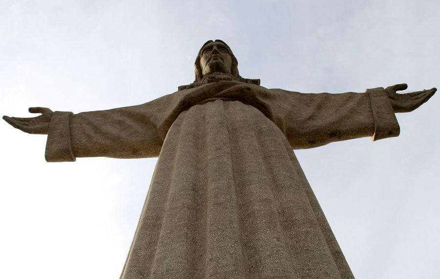 Огромная статуя Христа Кришту-Рей (Cristo Rei) смотрит на город с высокого южного берега реки Тежу. Точная копия более знаменитой статуи Христа в Рио-де-Жанейро, Бразилия, только уменьшенная в два раза. 
Статуя Христа была построена в 1949-1959 гг. и открыта 17 мая 1959 года. Создание статуи было одобрено на португальской конференции Епископата, проведенной в Фатиме 20 апреля 1940, как просьба Богу, чтобы спасти Португалию от входа во Вторую Мировую войну. Она была построена на народные пожертвования, в основном на деньги женщин. Португалия не участвовала во Второй Мировой войне, поэтому женщины жертвовали деньги на статую Христа, так как он спас от смерти их сыновей, мужей и отцов не допустив участия Португалии в военных действиях. Лиссабон, Португалия