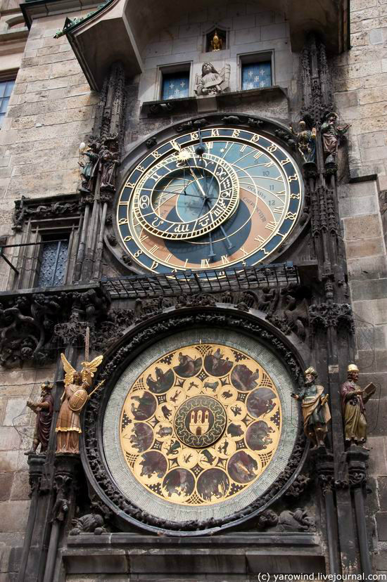 А это тот самый Орлой, которые и создает толпы каждый час. Самые старые детали часов относятся к 1410 году. В основном часы были созданы к 1490г, но потом регулярно обновлялись.
Часы показывают годы, месяцы, дни, часы, время восхода и захода Солнца, время восхода и захода Луны, а также положение знаков зодиака. В центре циферблата располагается Земля, вокруг которой вращается Солнце. Прага, Чехия