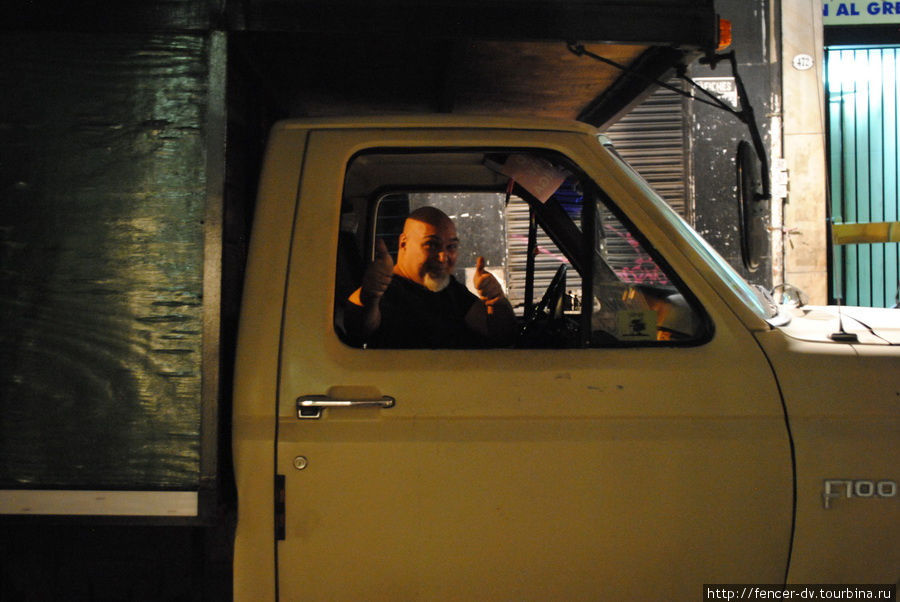Простой водитель классического аргентинского грузовика передает вам привет. Буэнос-Айрес, Аргентина