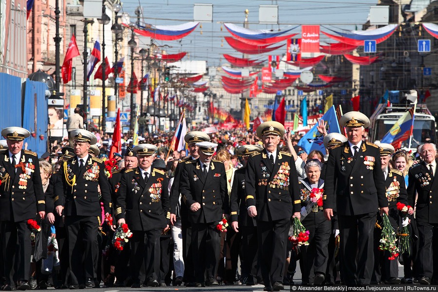 Что празднуют 9 мая. Празднование дня Победы. С праздником днем Победы. 9 Мая праздник парад. Празднование 9 мая в России.