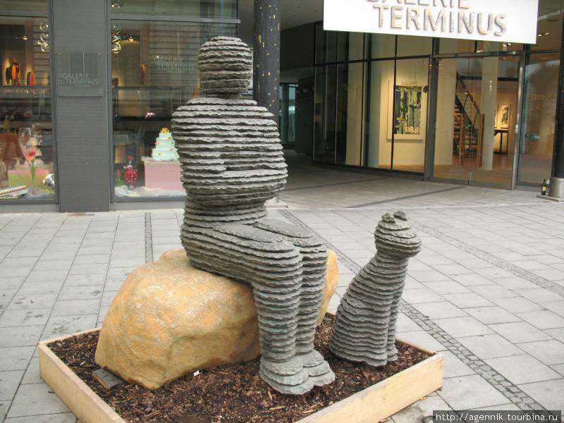 Скульптура из песчаника — человек и кошка Мюнхен, Германия