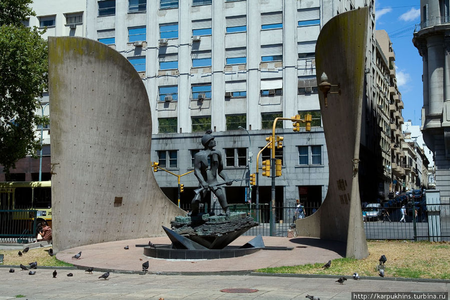 Памятник в парке у военного ведомства. Буэнос-Айрес, Аргентина