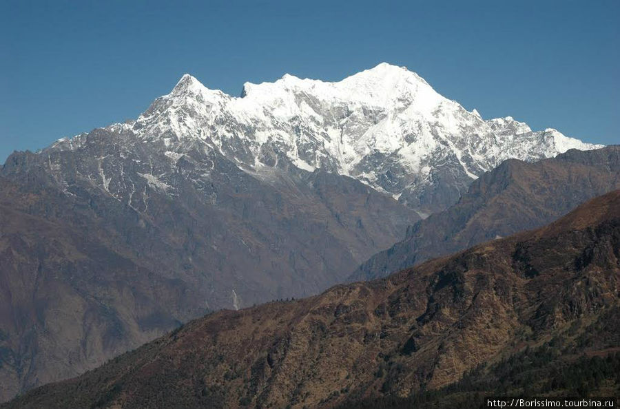 Чем выше мы поднимались, тем больше открывались перед нами заснеженные пики. Главный в здешних местах — семитысячник Лангтанг Лирунг. Непал