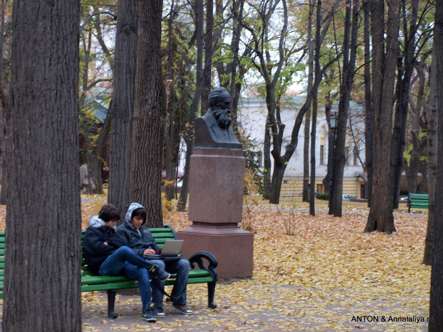 На аллее классиков. Кишинёв, Молдова