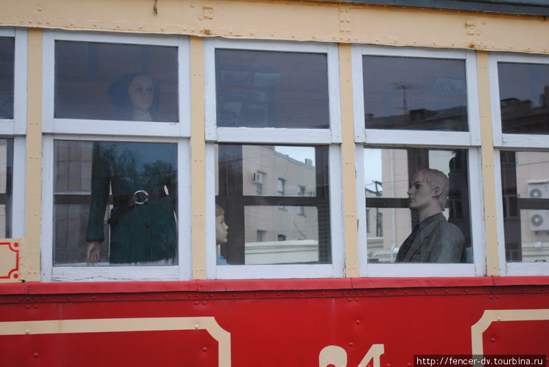 В вагоны зачем-то поставили жутких манекенов Казань, Россия