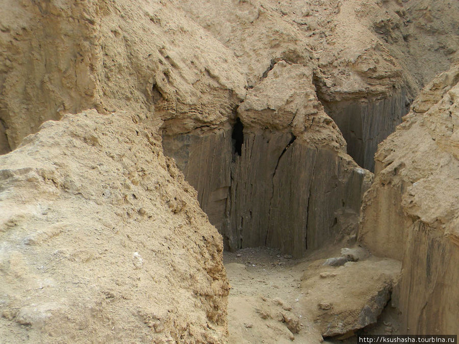 Эти пещеры уходят вертикально вглубь, их стены почти ровные, это следствие минерального состава горы Мертвое море, Израиль