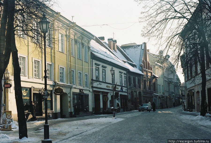 С Кафедральной площади можно попасть на улицу Пилес(Замковая) — самую старую в городе Вильнюс, Литва