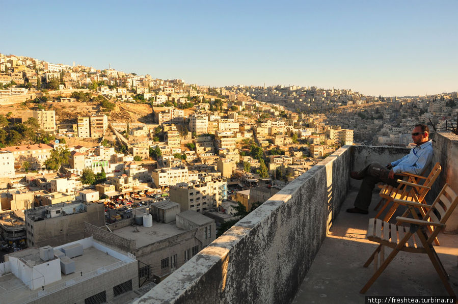 На некоторых крышах, помимо привычных резервуаров для воды и антенн, устроены места для любования вечерним городом. Амман, Иордания