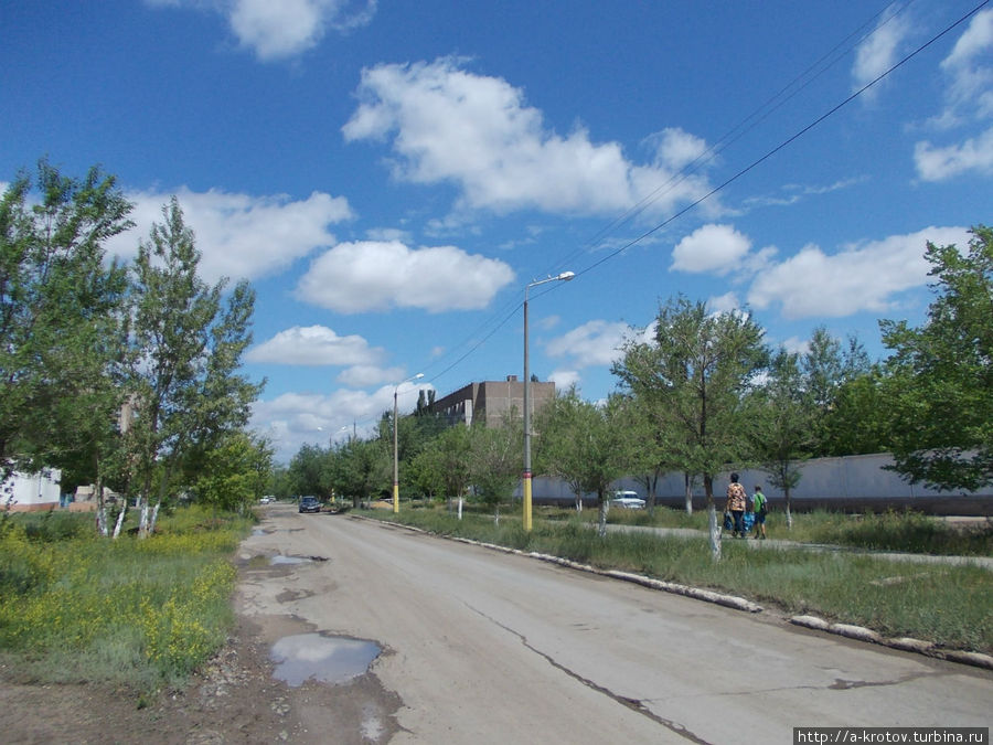 улицы в центре давно не ремонтировались. Эта улица идёт прямо от вокзала Аркалык, Казахстан