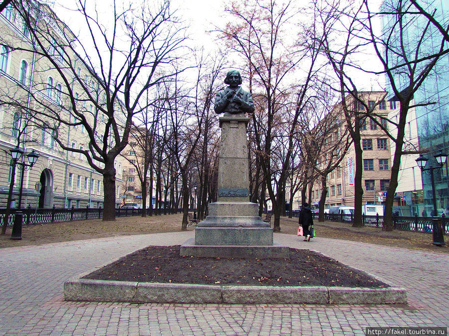 Памятник Гоголю. Харьков, Украина