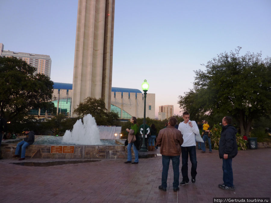 У башни  «Tower of the Americas».