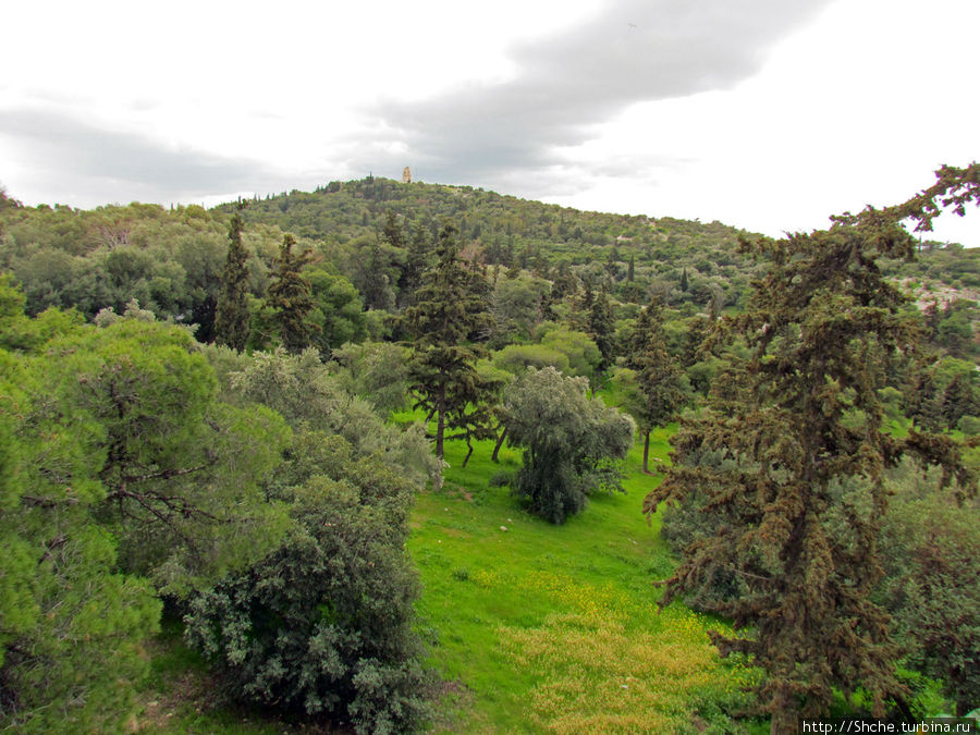 Через парк подножия Ареопага сливается с подножием Филлопапоса Афины, Греция