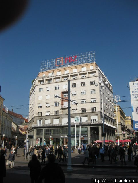 На переднем плане студенты Загреба дисциплинированно протестуют против попыток повысить цены на студенческие проездные Загреб, Хорватия