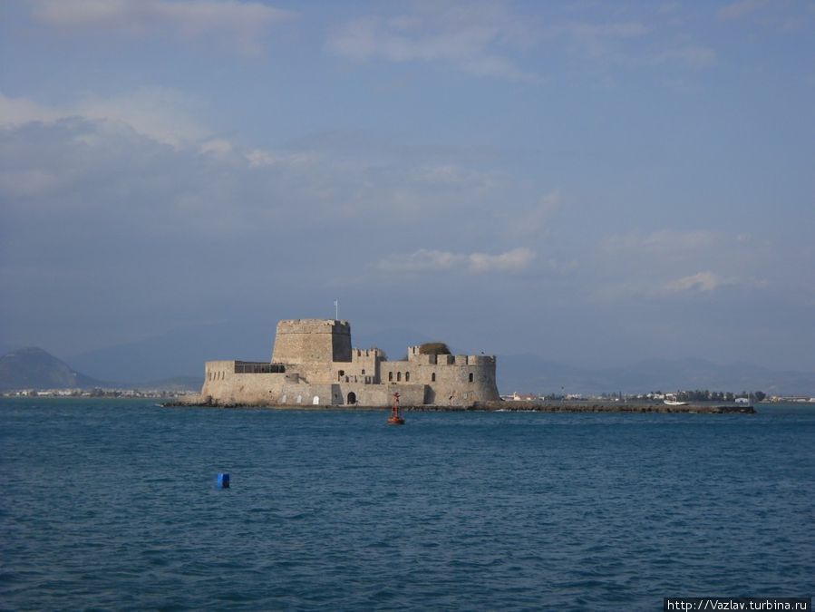 Вид на крепость с набережной Нафплио, Греция