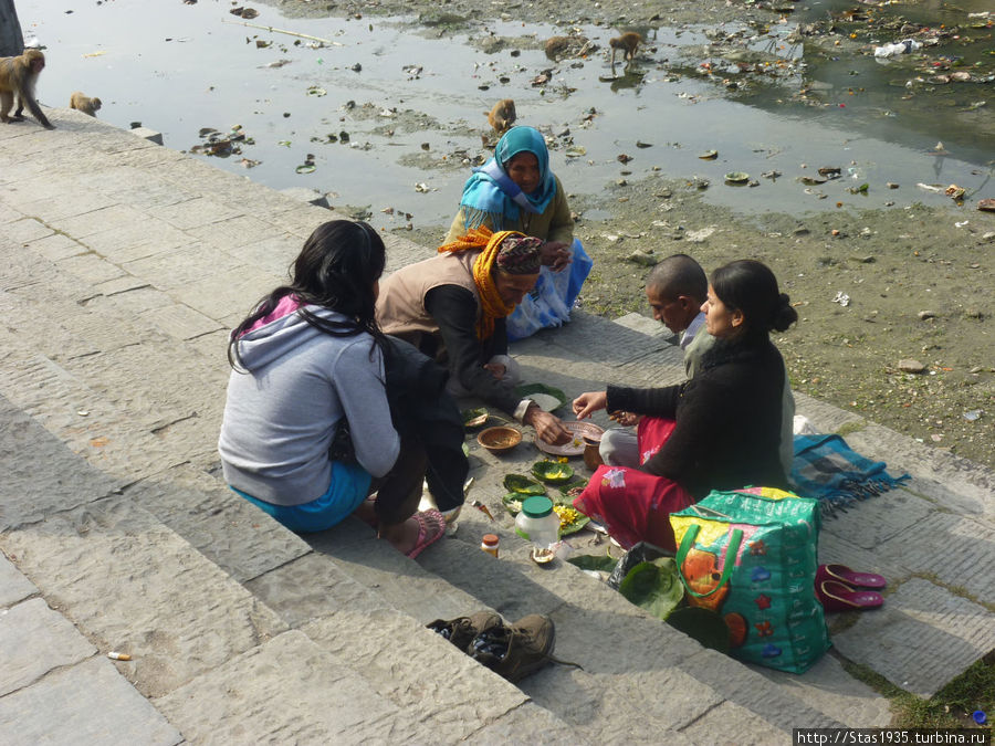 Деопатан. Пикник на берегу реки Багмати.. Катманду, Непал