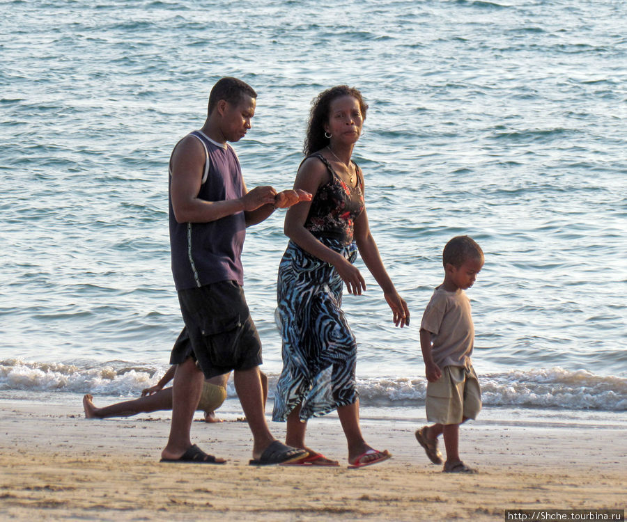 Воскресный променад на пляже острова Нуси Бе Нуси-Бе, Мадагаскар