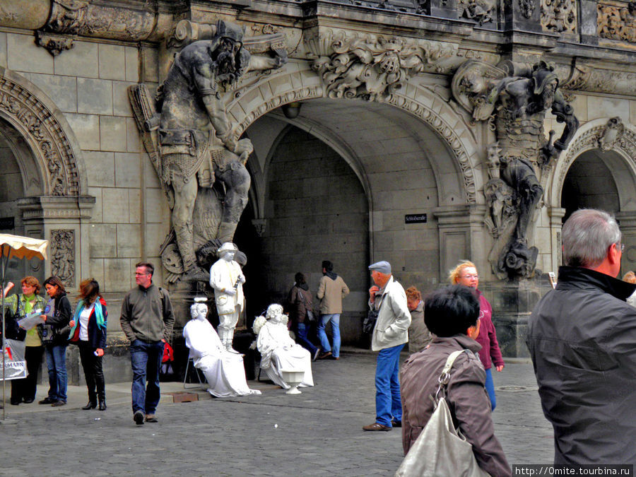 Как и во многих городах туристов встречают живые скульптуры. Дрезден, Германия