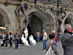Как и во многих городах туристов встречают живые скульптуры.