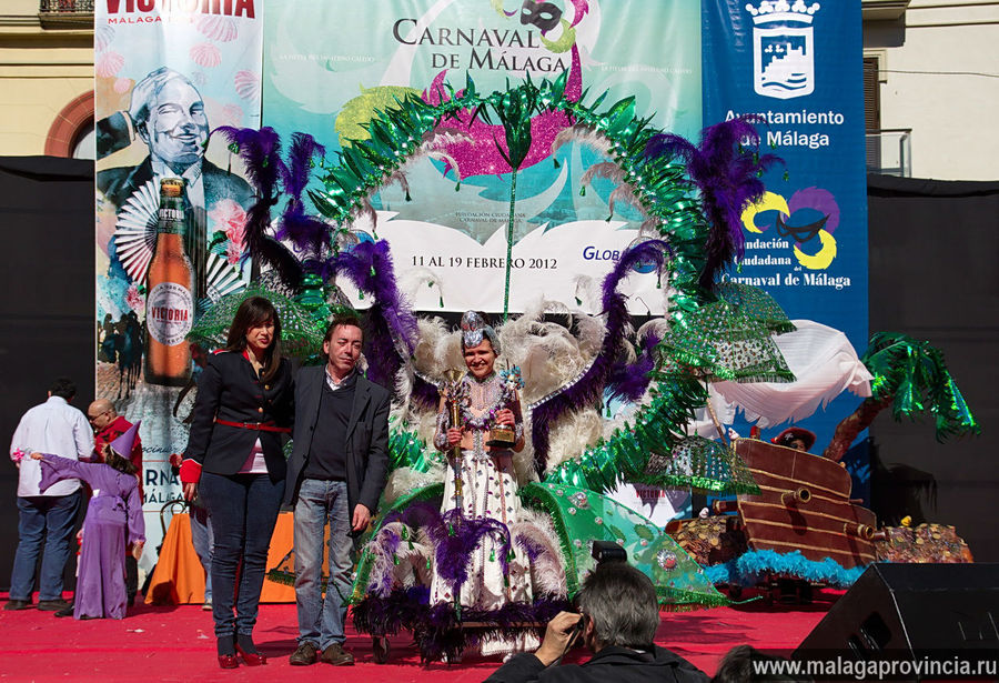 Счастливая семья королевы карнавала Малага, Испания