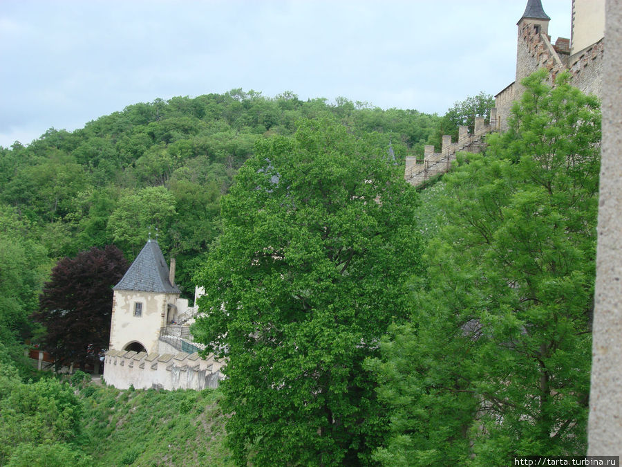 Замок на горе и утопает в зелени Карлштейн, Чехия