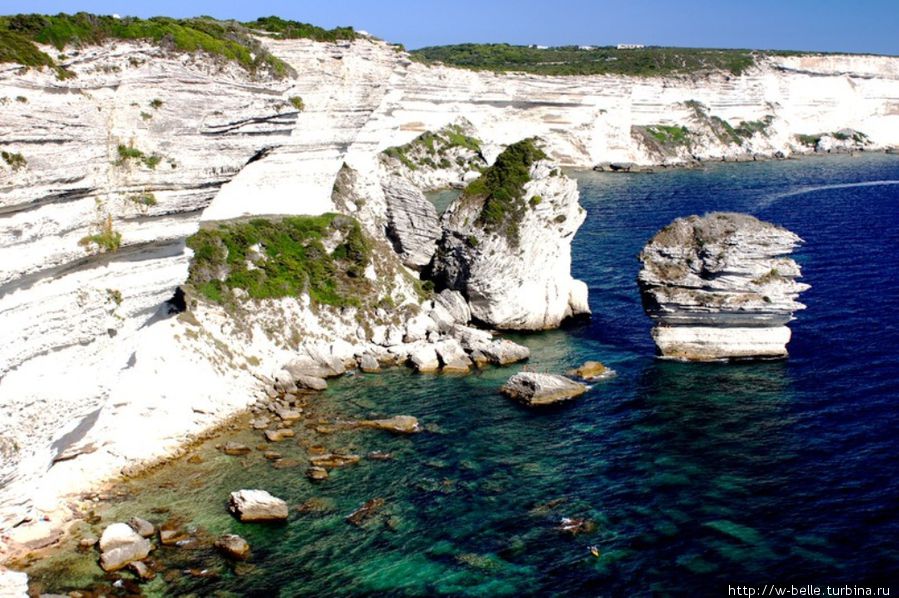 Красные скалы Арбатакса и белоснежные пляжи залива Орозей Арбатакс, Италия