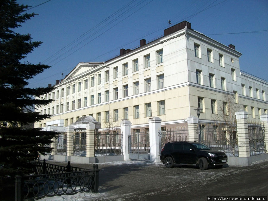 Лицей №111 — здание одной из самых престижных школ  города. Новокузнецк, Россия