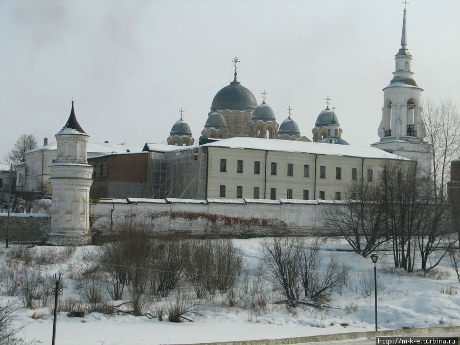 Вид на монастырь с въездной дороги Верхотурье, Россия