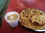 Мой завтрак в забегаловке на Пахарганже — чай и алу парата