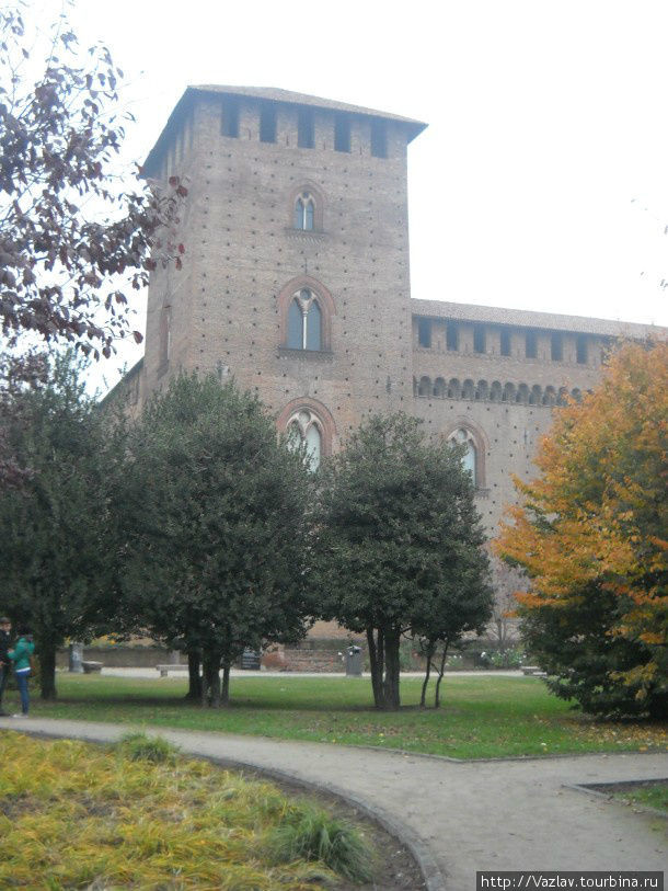 Одни из башен замка Павия, Италия